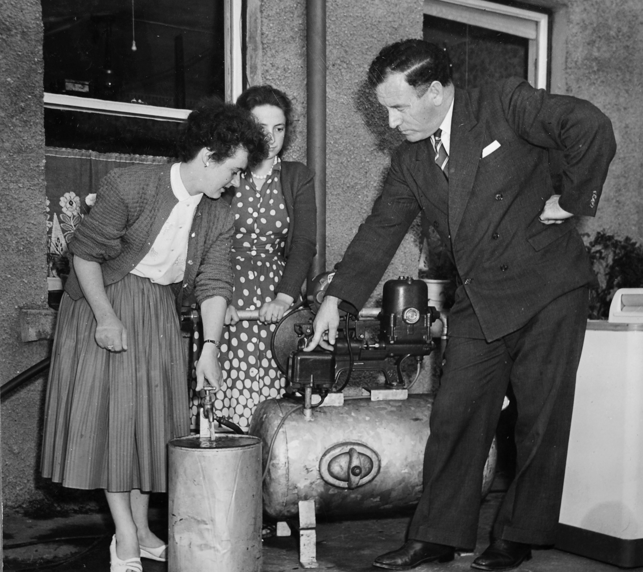 Male demonstrator and two interested housewives, c1950s. Ref: RE.PH.3.42